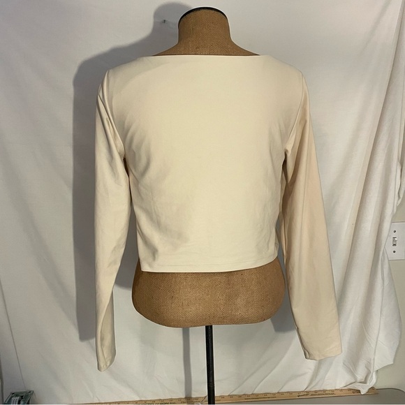 Old Navy Active cream XL crop top w/scoop neck & long sleeves built in bra - Picture 4 of 8